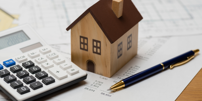 Every construction project starts with one big question: How much will it cost? To answer that, you need two important tools—estimating and bidding. These two processes may seem similar, but they are not the same.
Estimating and bidding each serve a unique role. Getting them confused can lead to big problems like missed deadlines, lost money, or ev...